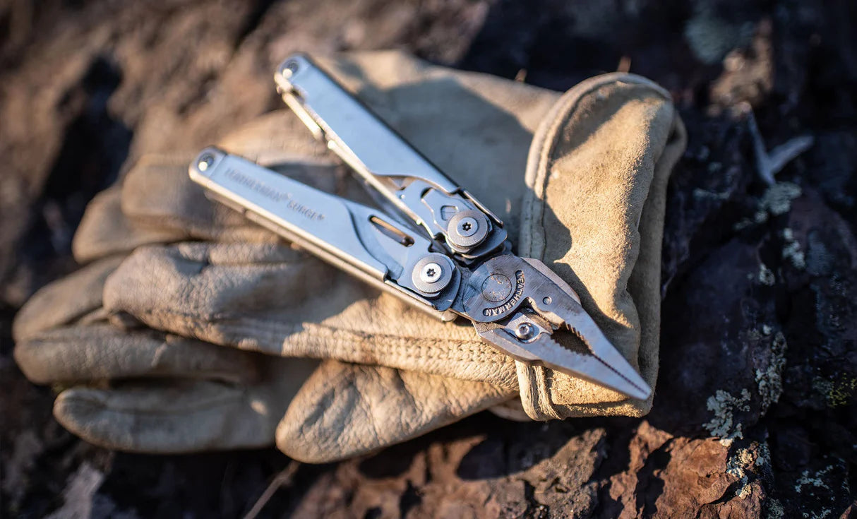 Ferramenta Multifunções LEATHERMAN SURGE®
