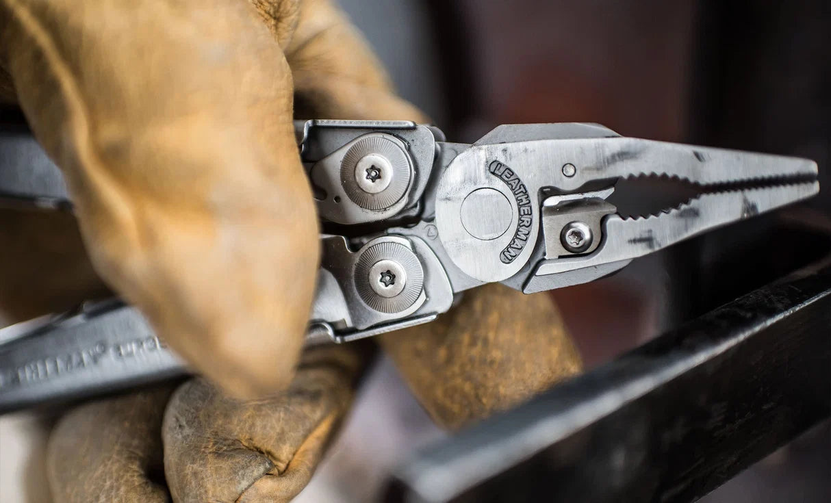 Ferramenta Multifunções LEATHERMAN SURGE®